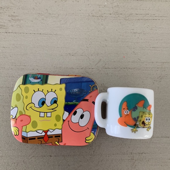 T Shirt with Mugs and Tin - Picture 5 of 7